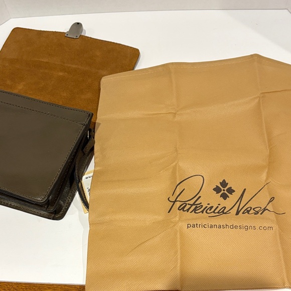 Patricia Nash rose tooled collection in mushroom Embossed Crossbody Bag bnwt - Picture 8 of 10